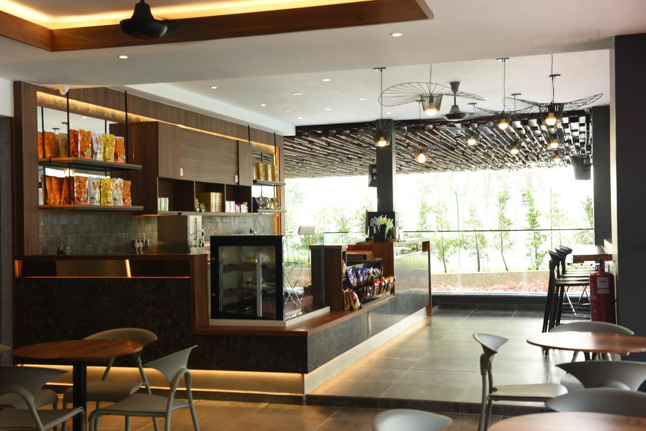 Vangohh Eminent Hotel & Spa Bukit Mertajam Exterior photo